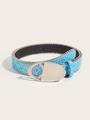 Détail de la ceinture à paillettes bleu vif avec bordure perlée et boucle en métal ovale - Boucle Creuse Pailletée Bleu (1431)