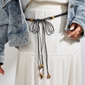 Cintura in corda intrecciata boho Y2K con perline in legno su vestito bianco e denim - Nero