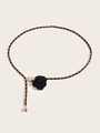 Dettaglio della catena in metallo dorato intrecciata con nastro nero e ciondolo a rosa di stoffa - Catena con Cordino Stile Elegante (1523) / Fiore Nero e Cordino Nero