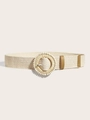 Detail van een beige gevlochten riem met ronde gesp en decoratieve witte kralen - Ronde Gesp Gebroken Wit