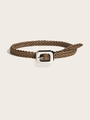 Gros plan sur ceinture tressée marron avec boucle rectangulaire en métal argenté - Kaki