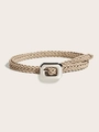 Détail d'une ceinture tressée beige fine avec une boucle rectangulaire en métal argenté - Abricot