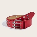 Dettaglio della cintura in pelle rossa con borchie a stella argentate e occhielli in stile punk - Rosso