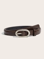 Détail d'une ceinture marron foncé en simili crocodile avec boucle ovale argentée - Café