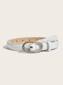 Détail de la ceinture en cuir blanc à motif crocodile avec une boucle ovale en métal argenté - Blanc