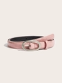 Détail d'une ceinture en cuir rose avec texture crocodile et boucle ovale argentée - Rose
