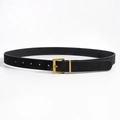 Dettaglio cintura in pelle nera opaca con fibbia quadrata dorata spazzolata per jeans - L / Stile Fibbia ad Ardiglione Quadrata Classica (788) / Nero