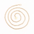 Elegante gouden metalen tailleketting met ronde hanger en karabijnsluiting op witte basis - Goud