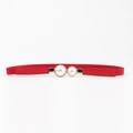 Détail d'une fine ceinture élastique rouge avec boucle élégante à double perle blanche - 65cm / Rouge
