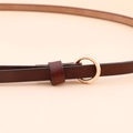 Cinturón fino de cuero para mujer en color marrón rojizo con hebilla circular de metal dorado - Hebilla Redonda Marrón (19006)