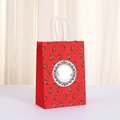 Sac cadeau kraft rouge avec fleurs roses et étiquette ronde blanche à poignée torsadée - 455 Rouge; 21*15*8