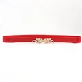 Détail d'une ceinture élastique rouge avec boucle fleur de rose dorée sur tissu stretch - Rouge / 60-80cm