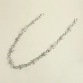 Detail van zilveren metalen prikkeldraad dubbele ketting met karabijnsluitingen voor broek - Enkellaags Zilver