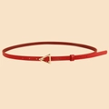 Cinturón de cuero rojo para mujer con una elegante hebilla triangular dorada - Longitud Estándar (HYP19150) / Rojo