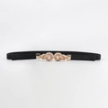 Détail d'une fine ceinture élastique avec boucle décorative en métal doré à double nœud - Noir / 65cm