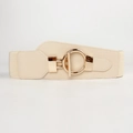 Dettaglio della cintura elastica beige con elegante chiusura a fibbia in metallo dorato a T - Beige