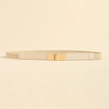 Dettaglio di una cintura elastica beige con fibbia quadrata in metallo dorato intrecciato - Beige / 75cm