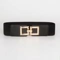 Detail eines schwarzen elastischen Taillengürtels mit eleganter goldener Quadratschnalle - Schwarz