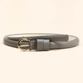 Dettaglio di una sottile cintura in pelle grigia con fibbia dorata a ferro di cavallo - Grigio / 105cm