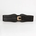Detail eines breiten elastischen Taillengürtels mit goldener Vintage-Schnalle und Gravur - Einheitsgröße / Schwarz