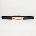 Détail d'une ceinture élastique femme avec boucle carrée dorée élégante et brillante - Noir
