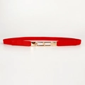 Détail de la ceinture élastique rouge avec boucle carrée dorée et maillons métalliques - Rouge