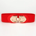 Dettaglio della fibbia a scudo dorata con trama martellata su cintura elastica rossa per vita - 60-80cm / Rosso