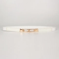 Détail de la ceinture élastique blanche avec boucle rectangulaire double en métal doré - Blanc