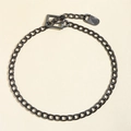 Detail der metallgrauen Kette mit Punk-Viereckschnalle und ovaler Dekorationsplatte - Kanonenmetall 102cm
