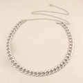 Dettaglio della catena da vita in metallo argento con maglie spesse e ciondolo a stella - Argento