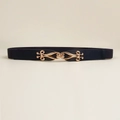 Dunkelblauer elastischer Damengürtel mit einer goldenen Metall-Verschlussschnalle - Vintage-Muster Schnalle / Marineblau