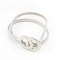 Detail eines silbernen Stretch-Metallgürtels für Damen mit ineinandergreifender Ringschnalle - Silber-Doppelring-Stil (HYY19079)