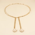 Detail der geflochtenen Goldkette mit weißem Leder und Kamelien-Perlenanhänger - Weiß