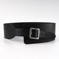 Dettaglio della cintura larga in pelle nera con fibbia quadrata in metallo argento lucido - Nero