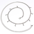 Detail van zilveren lichaamsketting met halve maan hangers en verstelbare karabijnsluiting - Maanstijl / Zilver