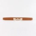 Détail de la boucle dorée imbriquée et du tissu élastique marron de cette ceinture - Camel / 75cm