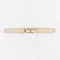 Détail de la ceinture élastique beige avec une élégante boucle dorée à double anneau - Beige / 75cm