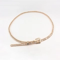 Dettaglio catena in vita dorata con strass e fibbia western incisa in stile vintage - Oro