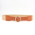 Dettaglio della cintura intrecciata beige con finiture in pelle marrone e fibbia ottagonale - Cammello