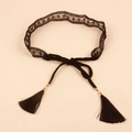 Detalle del cinturón de encaje negro con borlas de flecos y cierres metálicos dorados - Negro