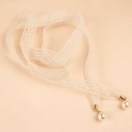 Detalle de cinturón de encaje blanco con colgantes de perlas y herrajes dorados - Estilo de Encaje Blanco