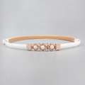 Elegante cinturón fino de cuero PU blanco para mujer con hebilla dorada de perlas y cristal - Blanco