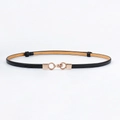 Cintura sottile in pelle nera da donna con elegante fibbia in metallo dorato intrecciata - Nero