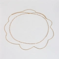 Dettaglio della catena in vita a doppio strato dorata con maglie a cuore e chiusura a moschettone - Cuore a doppio strato / Oro