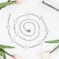 Catena da vita in argento con farfalle e strass brillanti e un ciondolo a rosa - Bianco