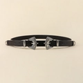 Détail des doubles boucles argentées de style western avec motifs géométriques sur ceinture - Style Ceinture Argent