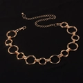 Detail van gouden tailleketting met getextureerde ringen en een kreeftensluiting - Goud
