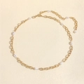 Dettaglio della catena dorata in vita con perle barocche e chiusura a moschettone - Oro