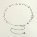 Dettaglio della catena da vita in strass argento con cristallo ovale e chiusura regolabile - Argento