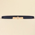 Dettaglio della cintura elastica blu navy da donna con fibbia dorata a incastro - Blu navy